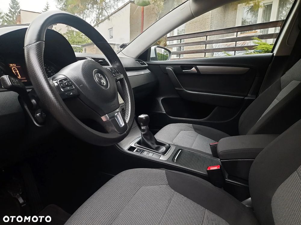 Volkswagen Passat 1.6 TDI Perfectline - 26