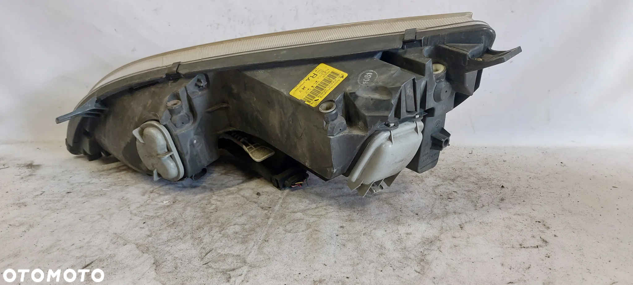 .  PRZOD PRZEDNIA LAMPA PRAWA MITSUBISHI COLT 6 - 5