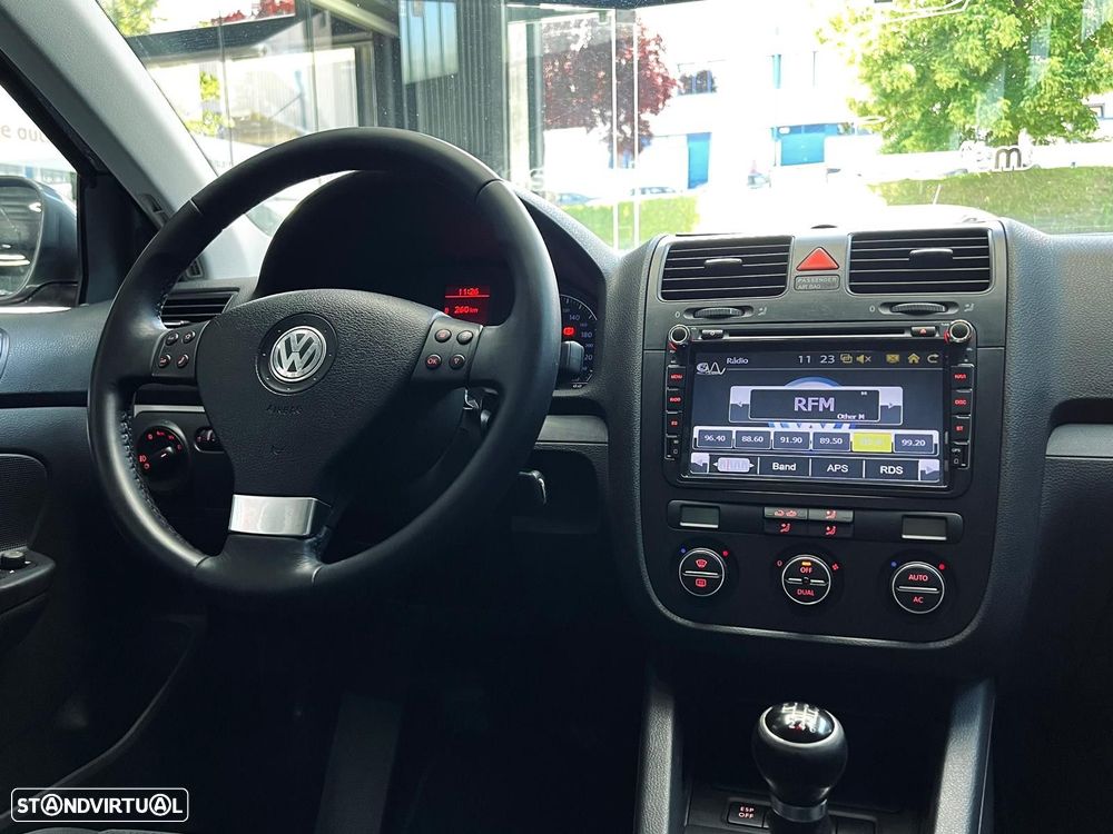 VW Jetta 2.0 TDI Highline - 18