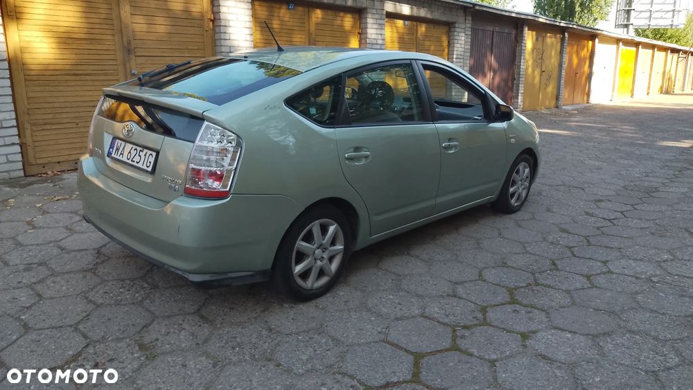 Toyota Prius (Hybrid) - 4