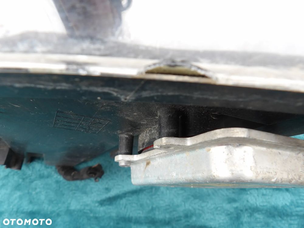 BMW - E71,X6 - XENON - BRAK UCHWYTU - PĘKNIĘTW SZKŁO - PRAWA LAMPA PRZEDNIA - UK - 7179934 - 7