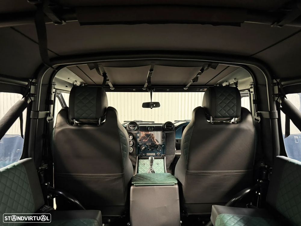Land Rover Defender - 34