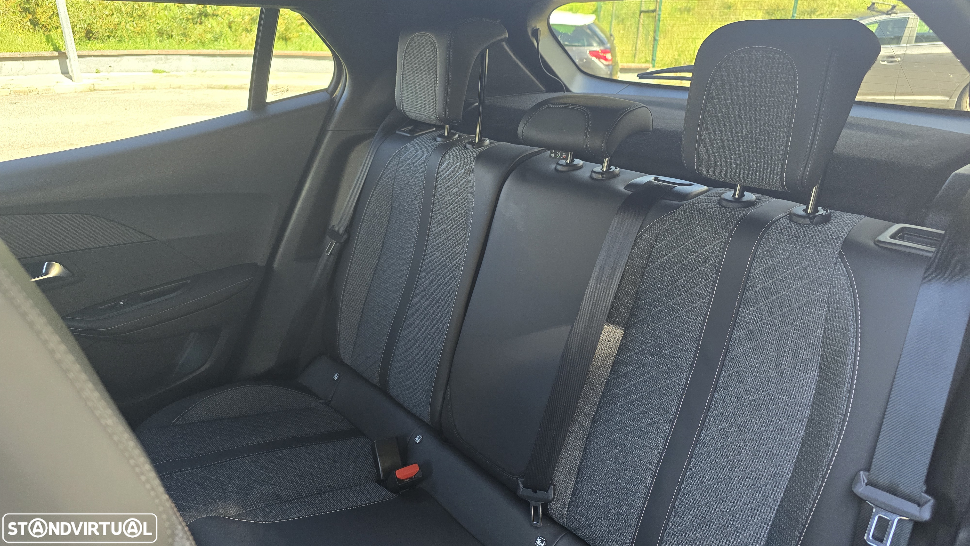 Peugeot 2008 1.2 PureTech Allure Pack EAT8 - 18