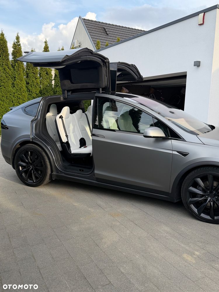 Tesla Model X - 15