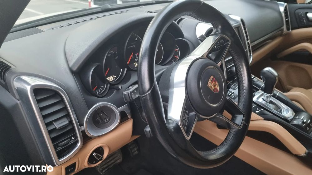 Porsche Cayenne 3.0 L - 24