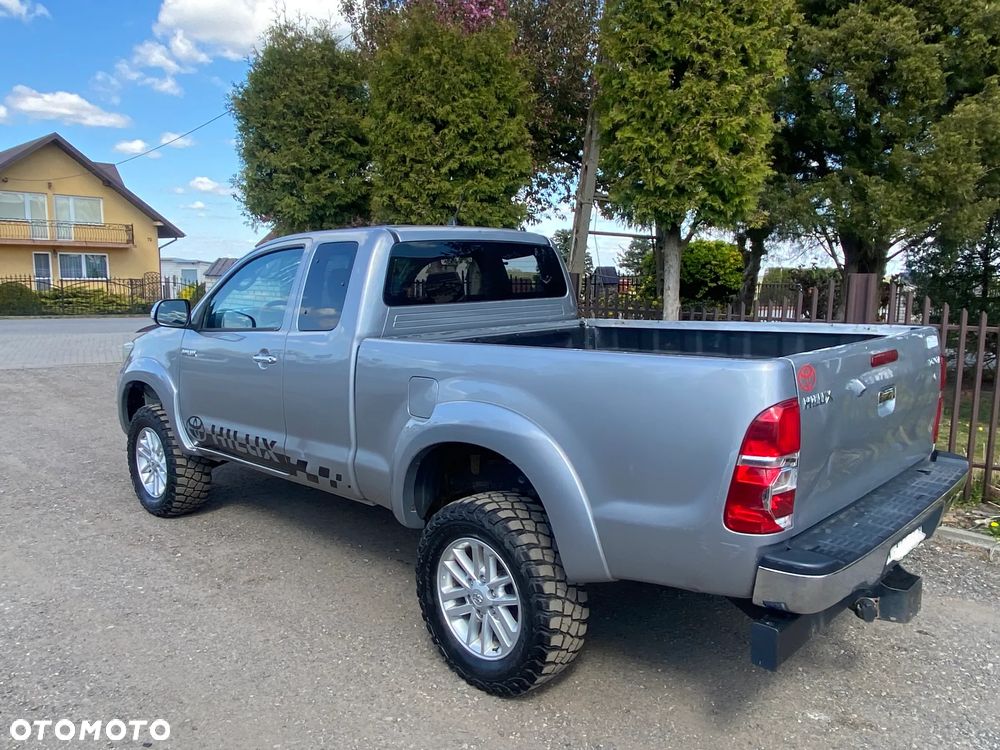 Toyota Hilux 4x4 Extra Cab - 2