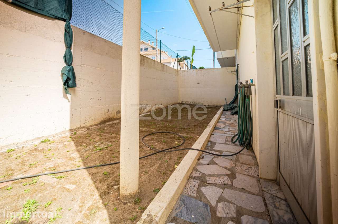 Moradia Geminada T4 com Jardim e Garagem em Zona Tranquila de Camarate - Grande imagem: 5/45