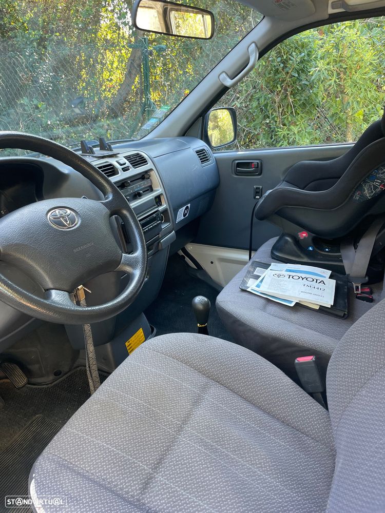 Usado Toyota HiAce 2007 - 14 000 EUR, 110 244 km - Standvirtual.com