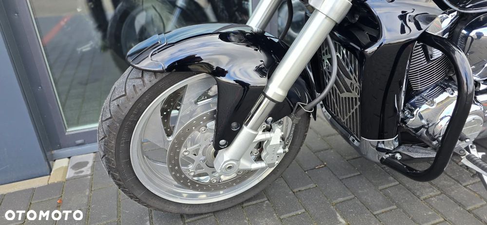 Suzuki Intruder - 28