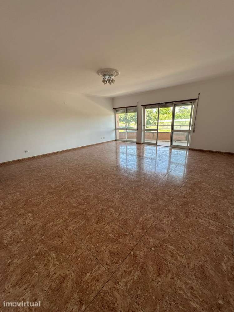 Apartamento T3 com Parqueamento Centro de Benavente - Grande imagem: 2/23