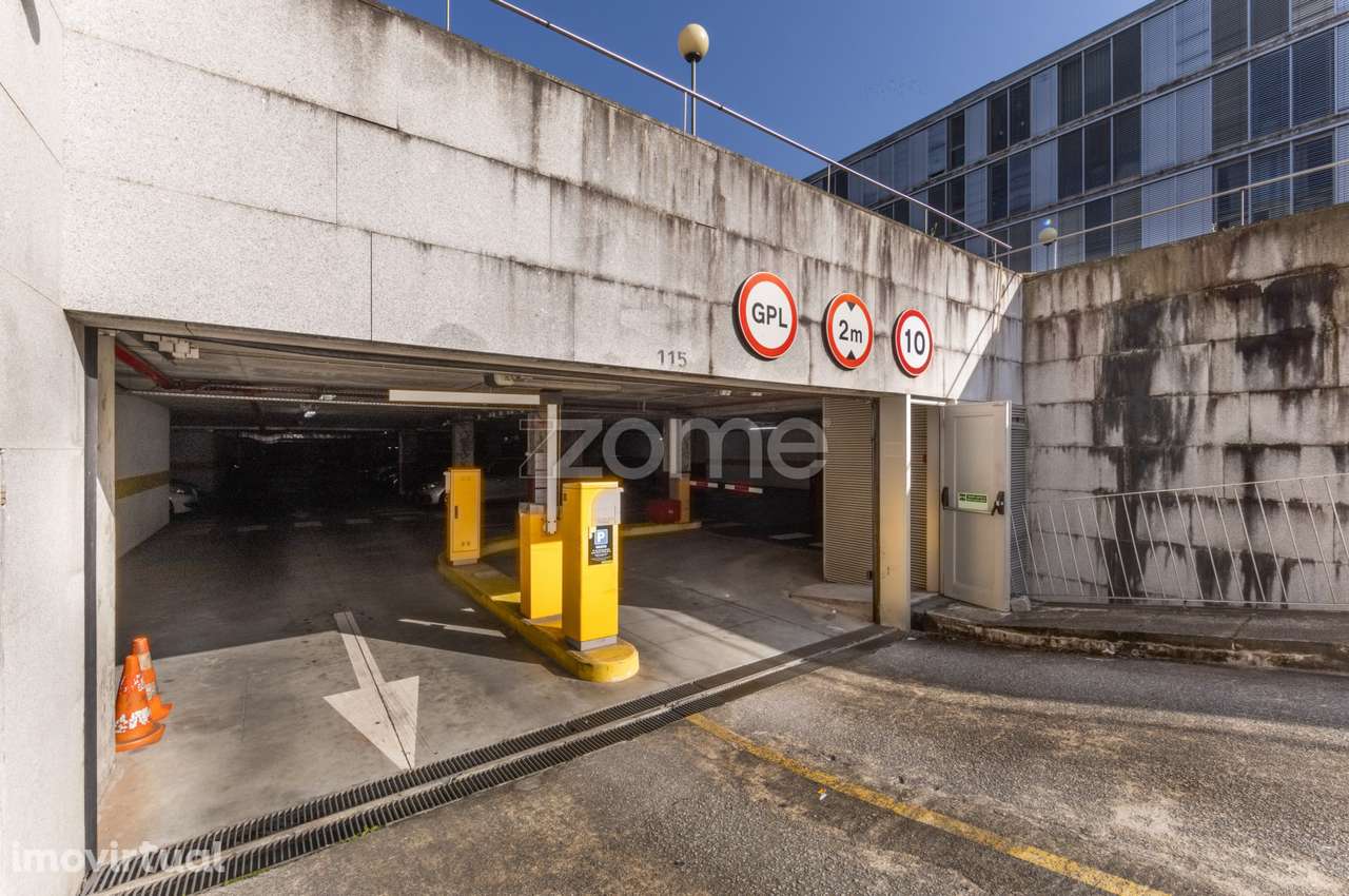 Parque de Estacionamento com 100 Frações Autónomas, São Mamede Infe... - Grande imagem: 3/25