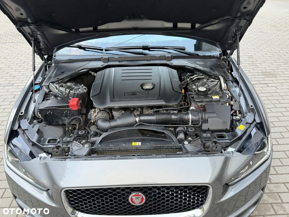 Jaguar XE 2.0 D Portfolio - 32