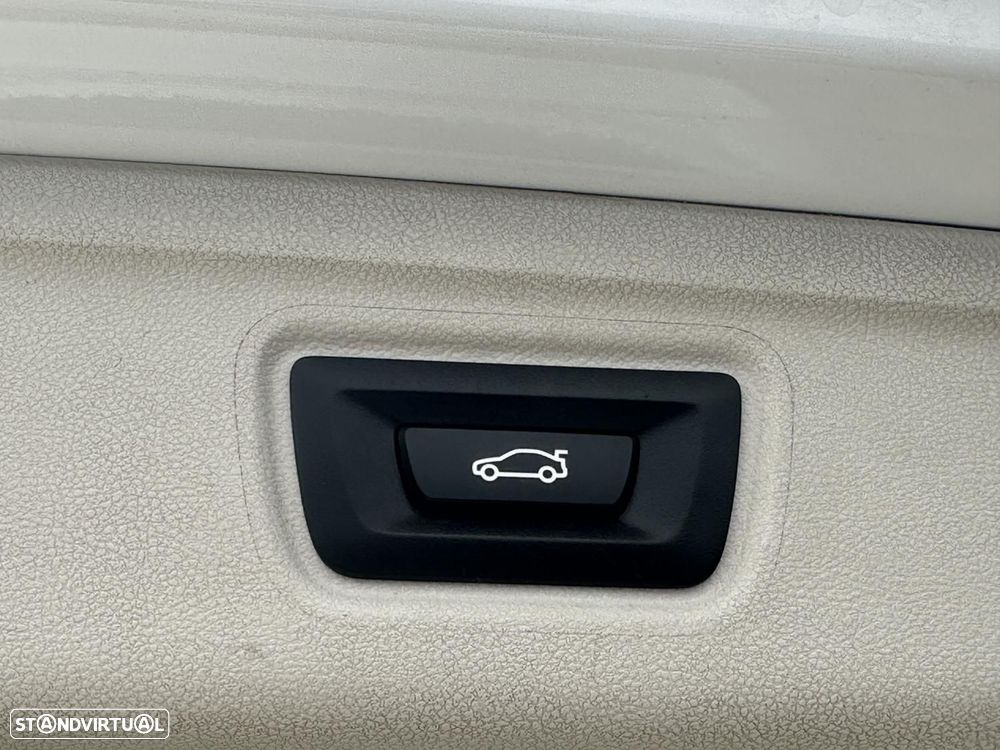 BMW 318 d Line Sport Auto — fotografia 15
