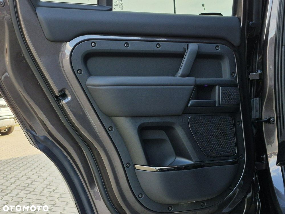 Land Rover Defender - 16