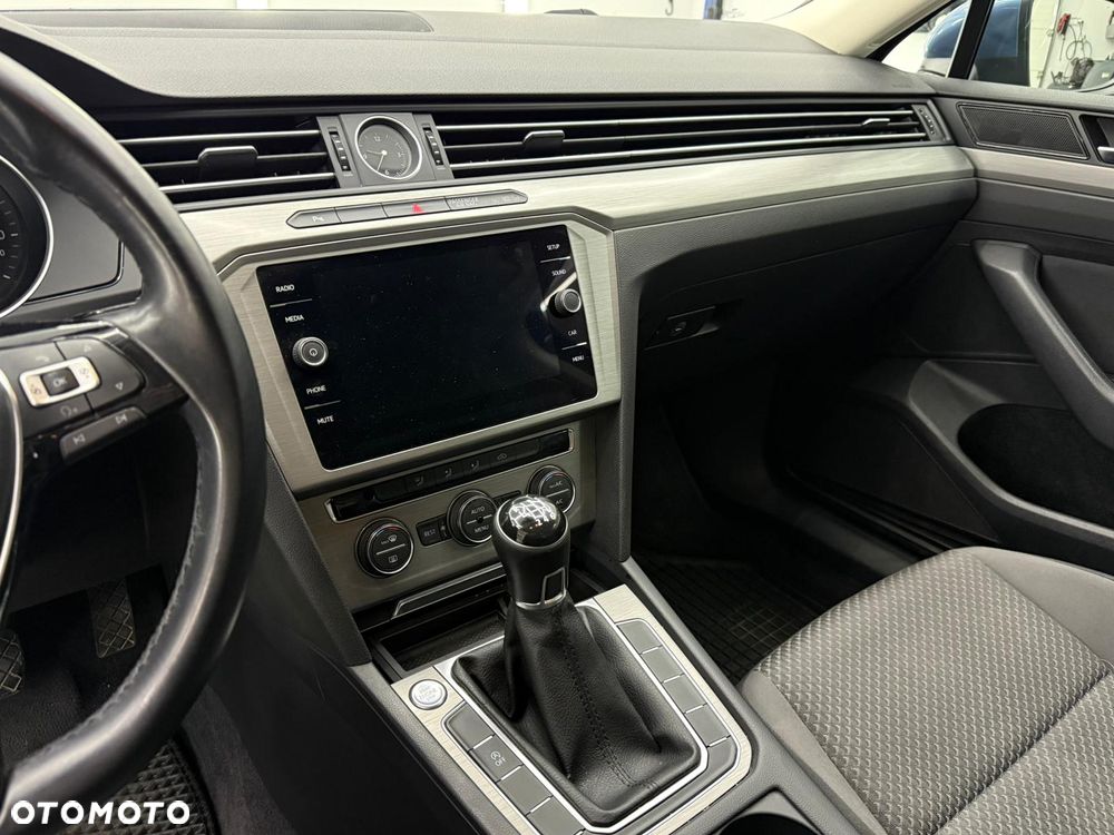 Volkswagen Passat 2.0 TDI BMT Comfortline - 23