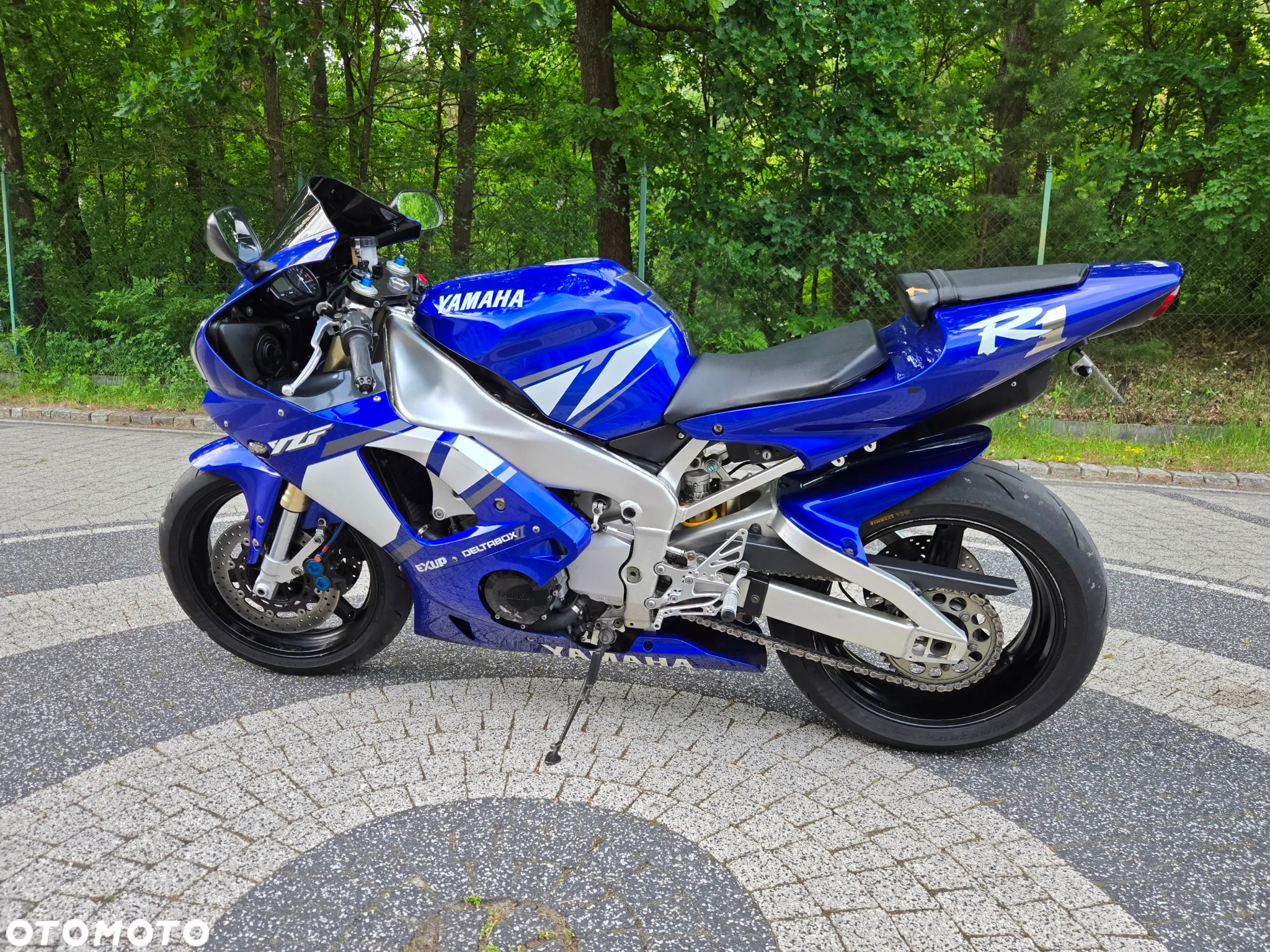Yamaha R1 - 12