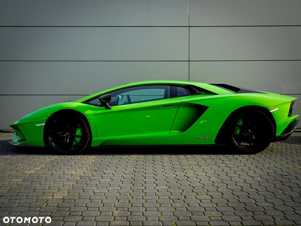 Lamborghini Aventador - 4