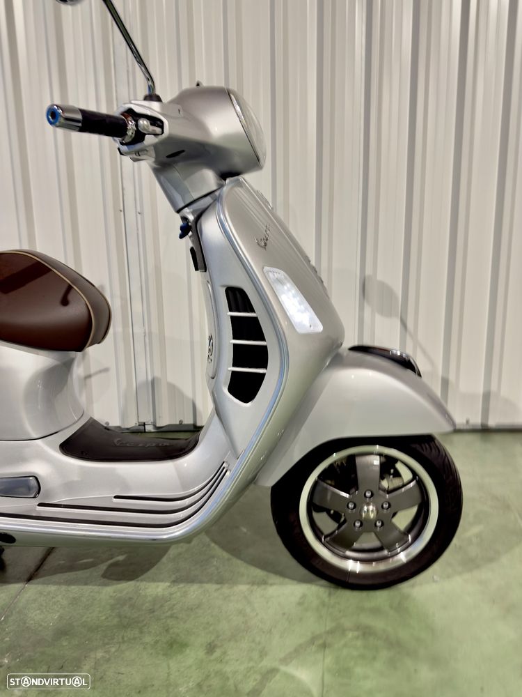 Vespa GTS Super 300 70 Anos - 10