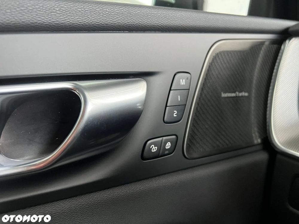 Volvo XC 60 T8 Plug-In Hybrid AWD Plus Black Edition - 26