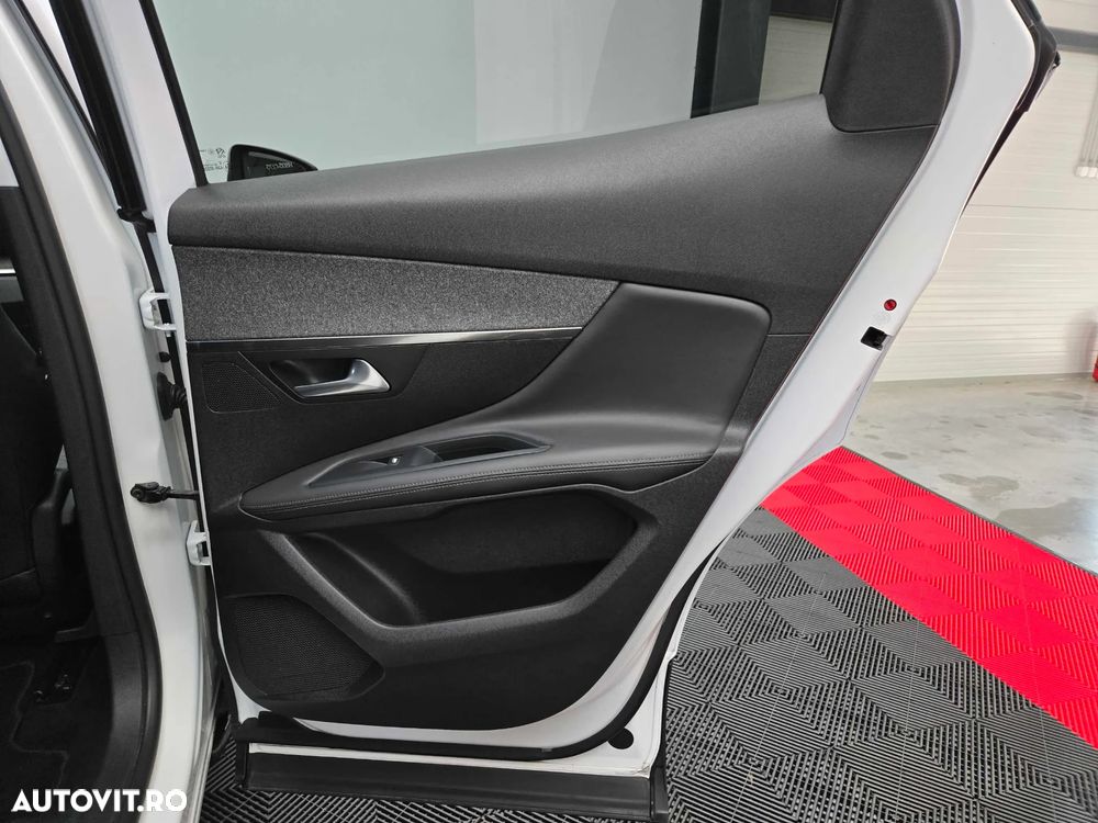 Peugeot 3008 1.2 PureTech Turbo S&S EAT6 Allure - 25