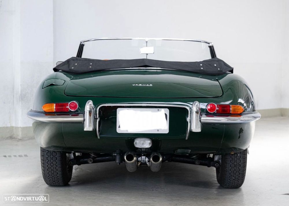 Jaguar E-Type - 11