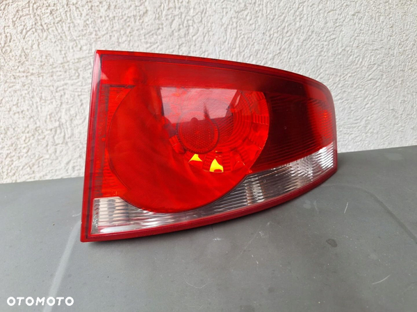 LAMPA PRAWATYL W BLOTNIK SEAT ALTEA XL LIFT 09-12