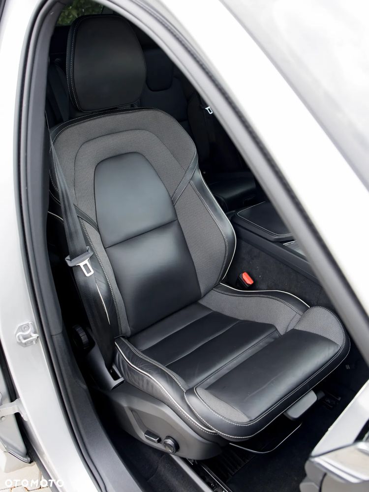 Volvo XC 60 B4 D AWD R-Design - 19