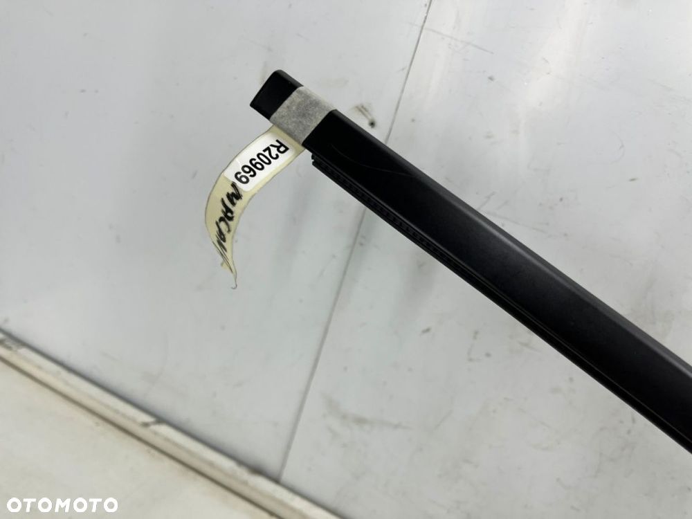 Listwa Porsche Macan 95b 14r czarny mat prawa przednia listwa zgarniająca uszczelka zewnętrzna drzwi - 10