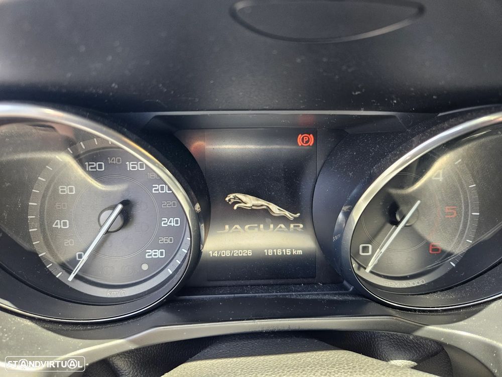 Jaguar XE 2.0 D R-Sport - 38