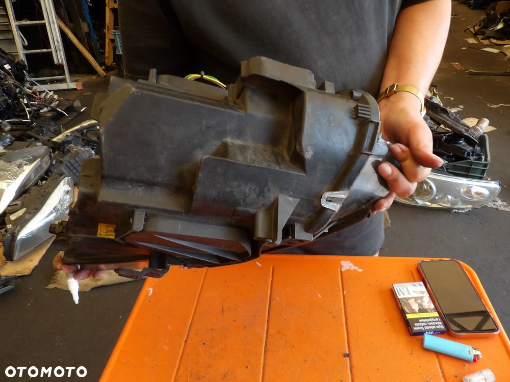 BMW - E92 - PRZED LIFT - XENON - URWANE UCHO - PRAWA LAMPA PRZEDNIA - UK - 7162130 - 8