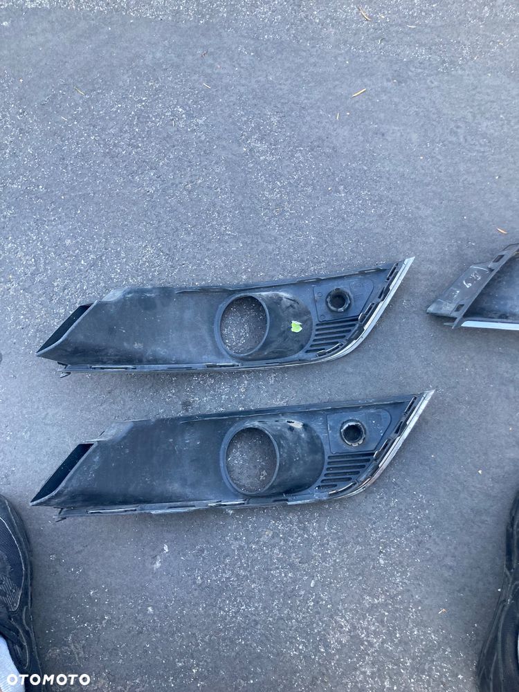 RENAULT Megane IV 4 lewa chrom kratka ZDERZAKA  przedniego KRATKA halogenu W ZDERZAK  przedni  zaślepka na halogen lewy otwór na PDC - 2