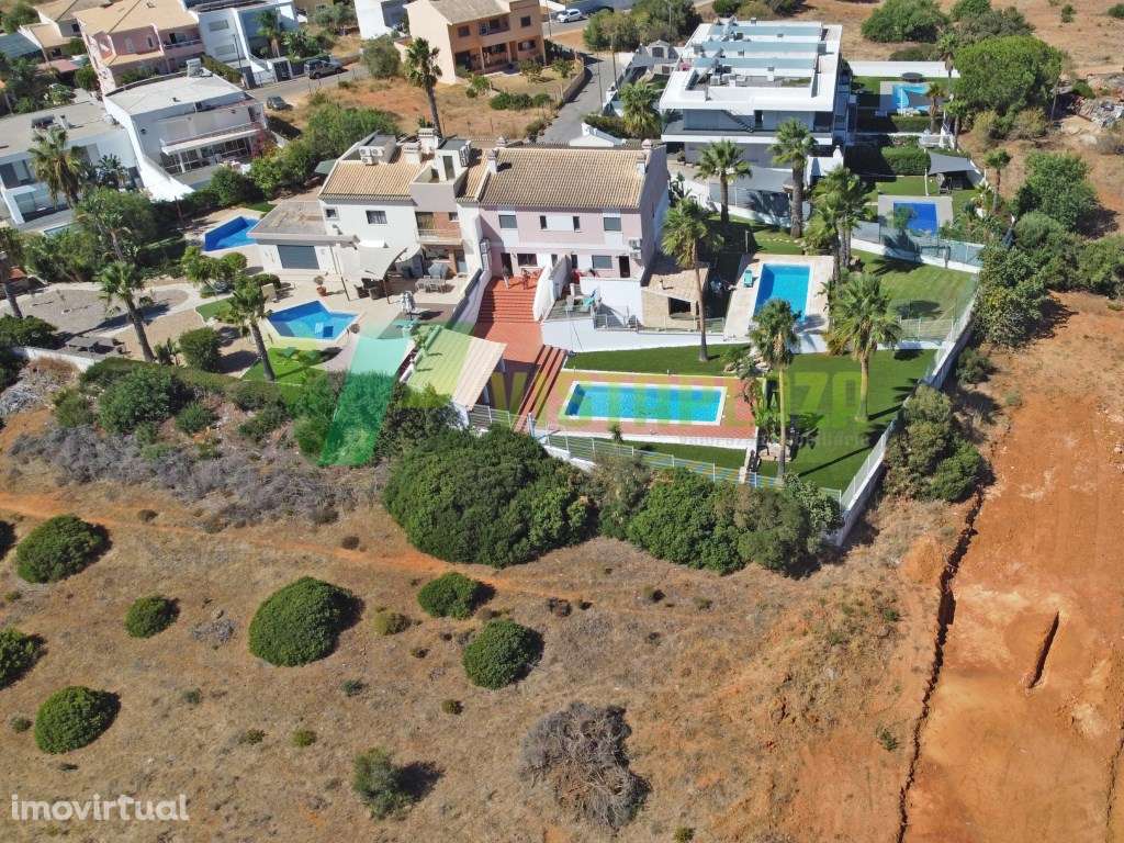 Moradia com Piscina e Garagem em Zona Tranquila com Vista Golfe, Be... - Grande imagem: 2/40