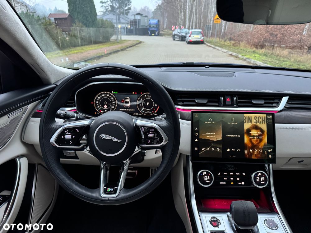 Jaguar XF P300 AWD R-Dynamic S - 24