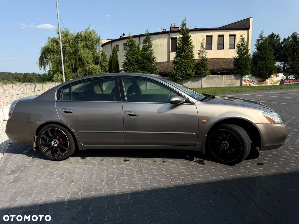 Nissan Altima - 2