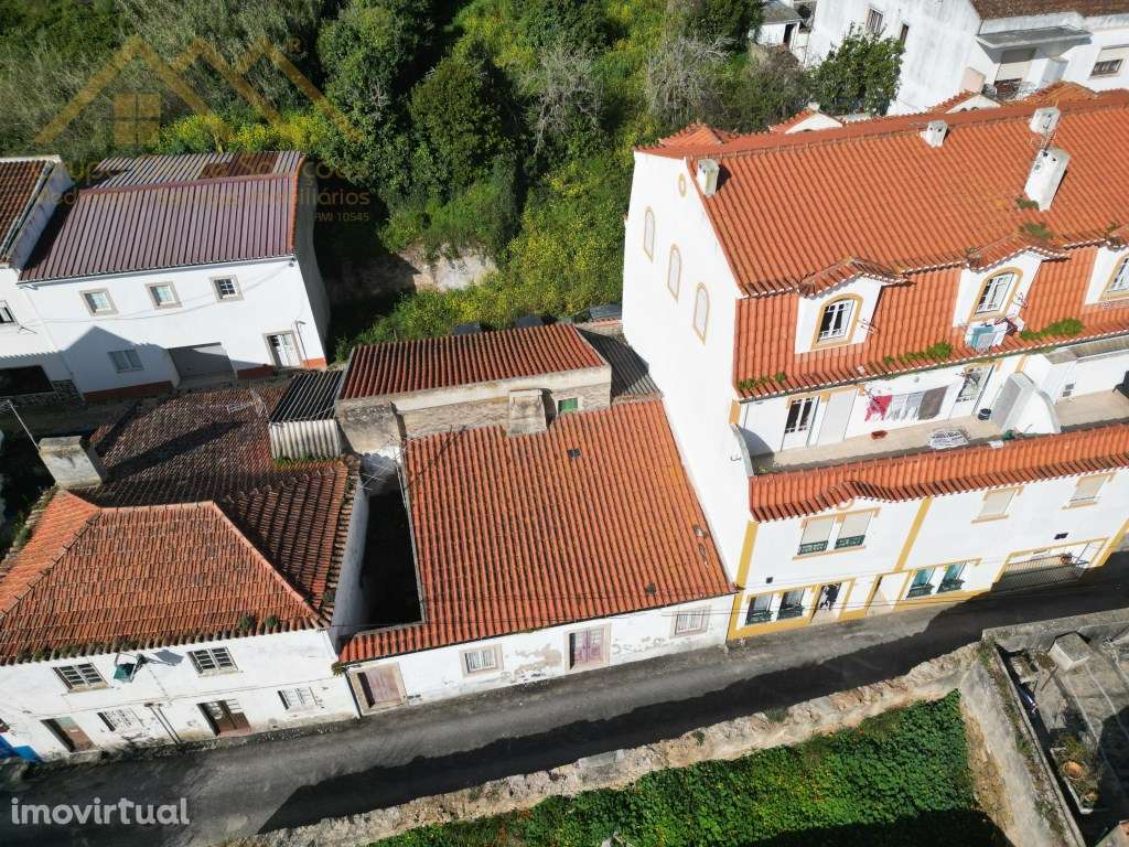 Prédio para recuperar no Centro da Lourinhã - Grande imagem: 4/5