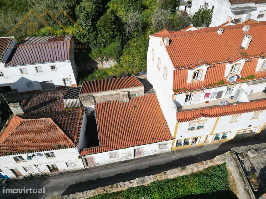 Prédio para recuperar no Centro da Lourinhã - Grande imagem: 4/5
