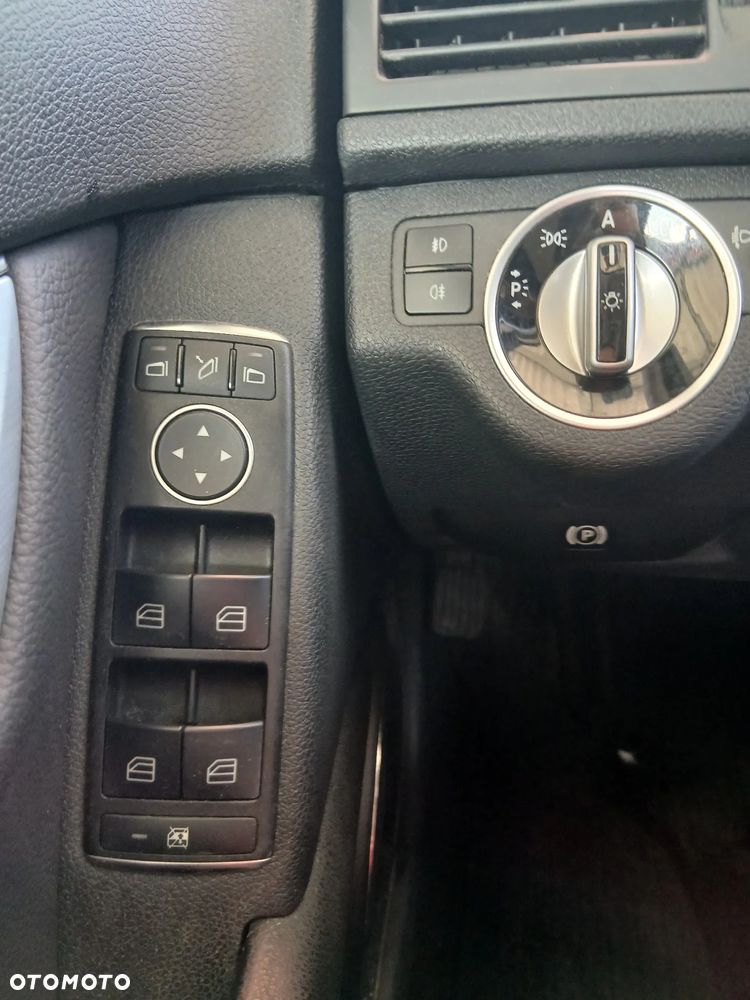 Mercedes-Benz Klasa C 180 CGI Automatik BlueEFFICIENCY Avantgarde - 11