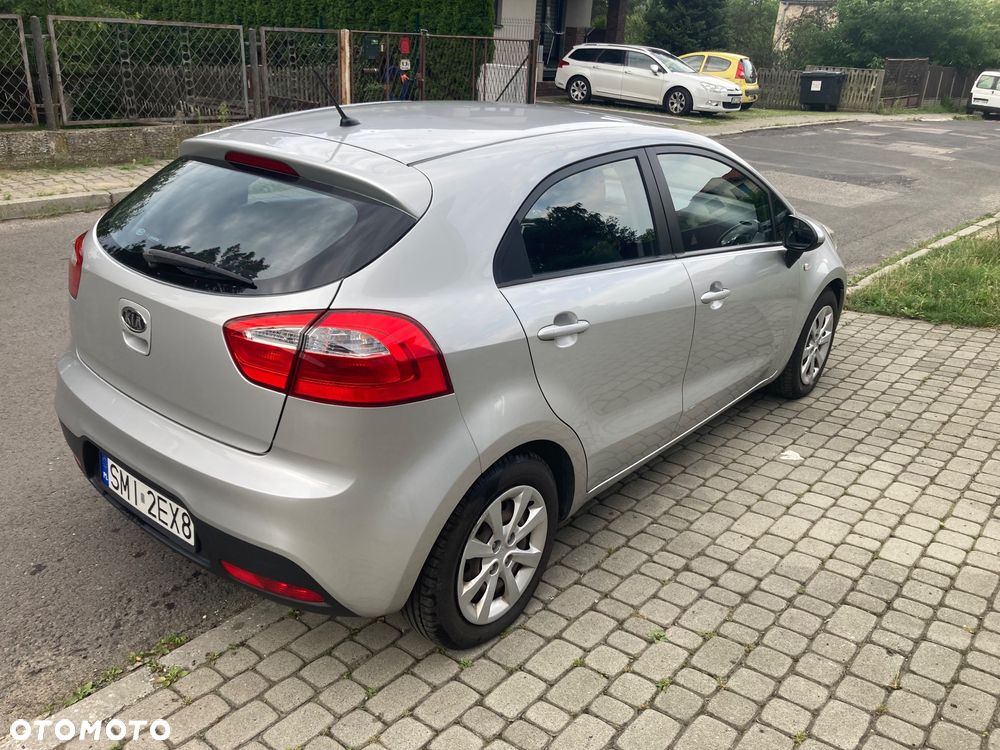 Kia Rio 1.2 L - 5