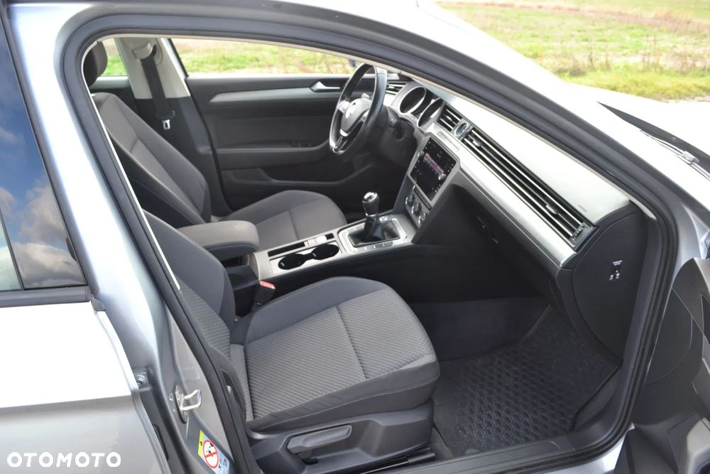 Volkswagen Passat 2.0 TDI SCR Comfortline - 26