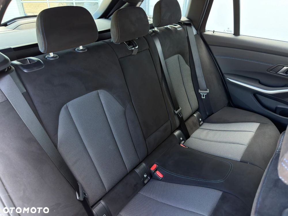 BMW Seria 3 330i xDrive M Sport - 19