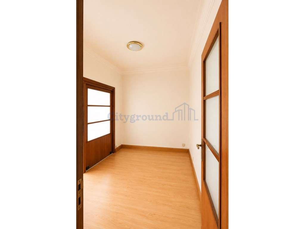 Apartamento T2 para remodelar na zona da da Junqueira - Grande imagem: 4/22