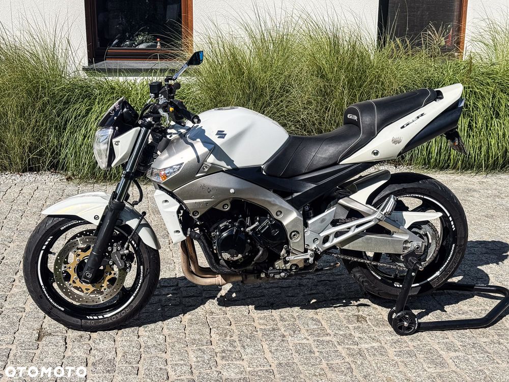 Suzuki GSR - 3