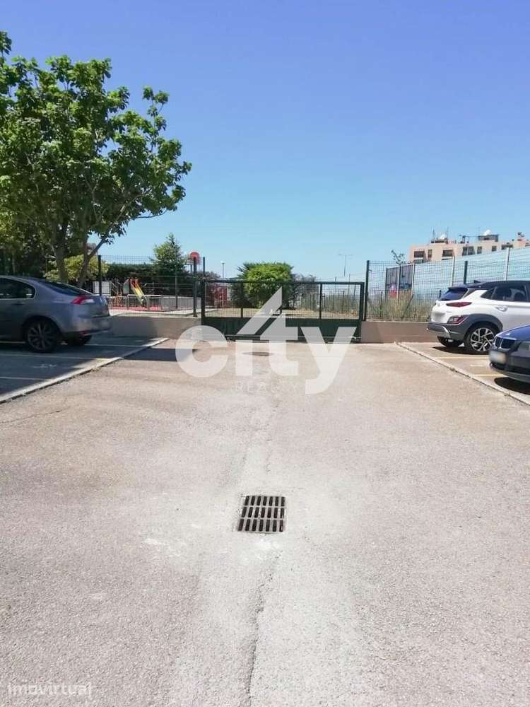 Lugar de estacionamento em recinto fechado - Grande imagem: 5/17