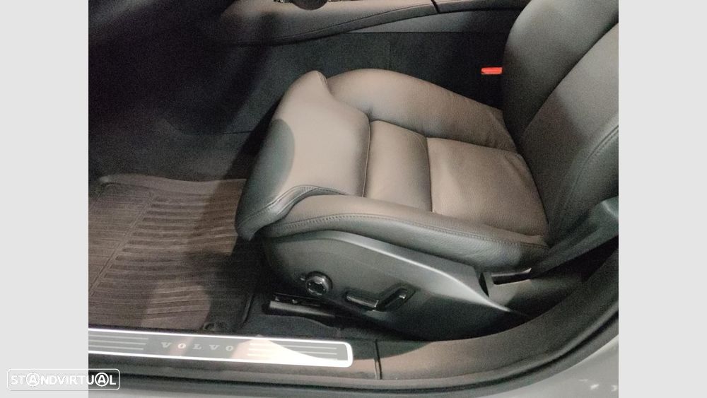 Volvo V90 2.0 T6 PHEV Plus Dark AWD — fotografia 13