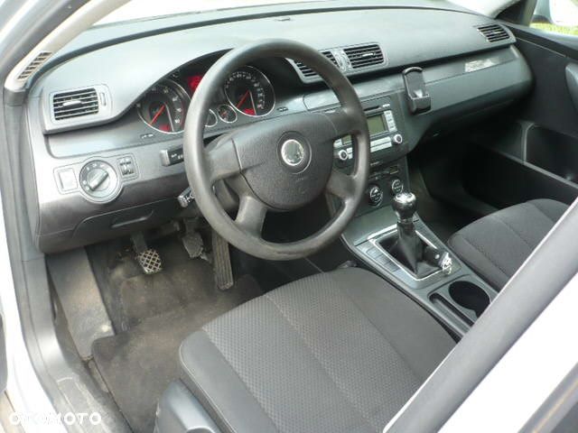 Volkswagen Passat 1.6 FSI Comfortline - 8