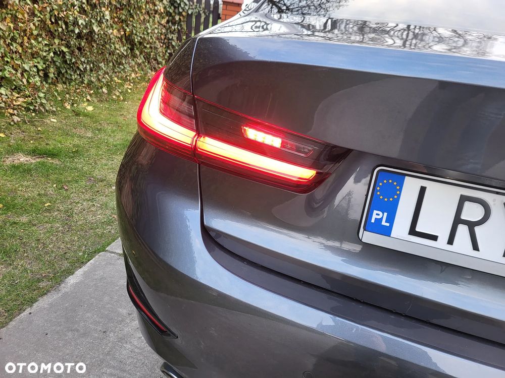 BMW Seria 3 330i Sport Line - 34