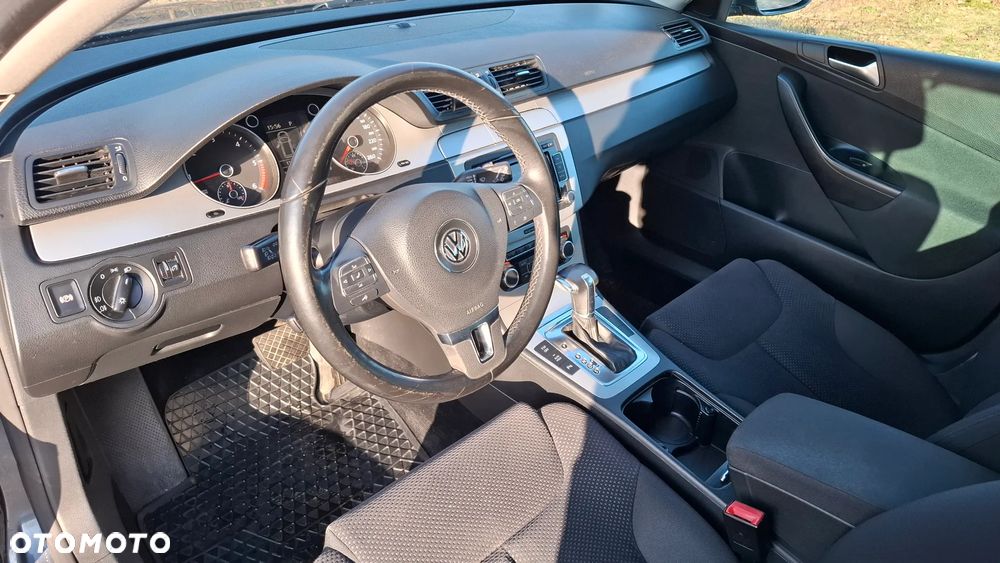 Volkswagen Passat 2.0 TDI Comfortline DSG - 10