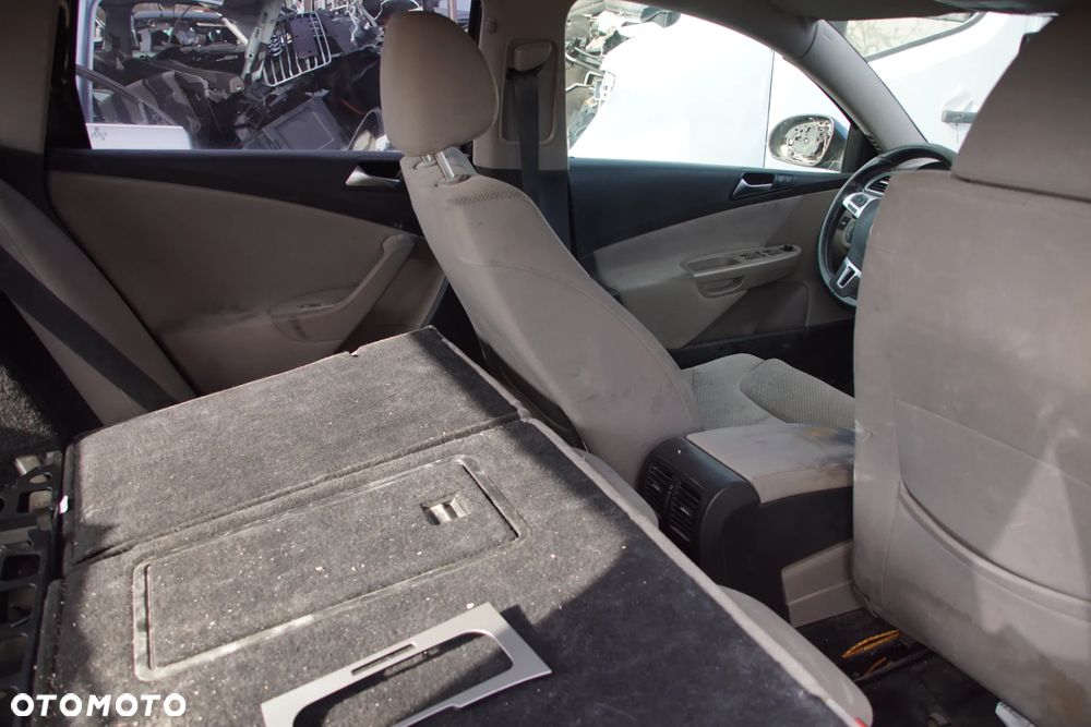 Auto na części - Volkswagen Passat B6 Lift 1.6 TDI 105 KM CAYC MDM LC8Z 2010R Silnik Skrzynia Drzwi Maska Błotnik Zderzak Lampa Lusterko Klamka Szyba Deska Kokpit Sterownik Moduł Czujnik Licznik Wyświetlacz Panel Kierownica - 14