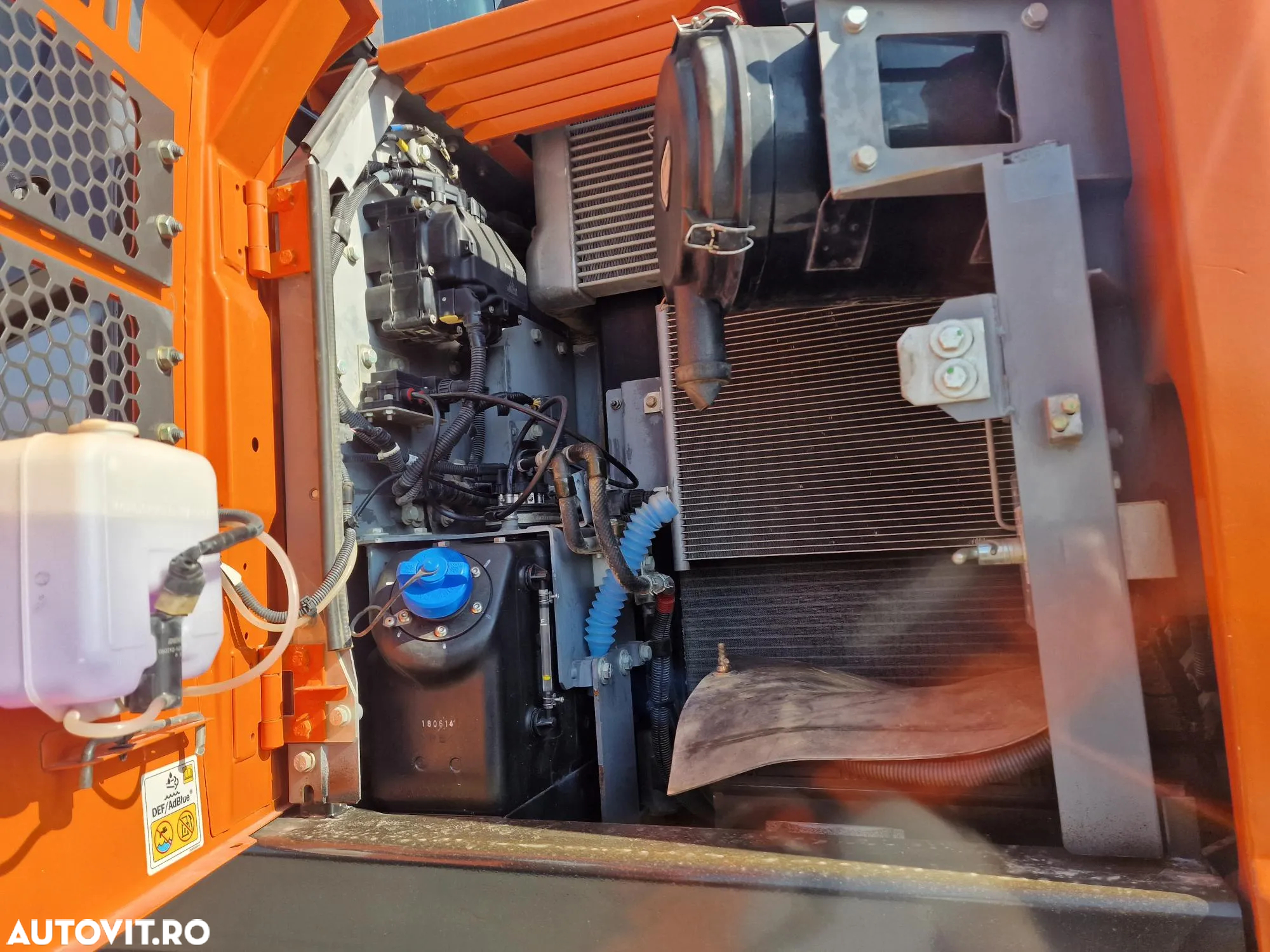 Hitachi EXCAVATOR PE ROTI, 3 brate excavare, LAMA+CALE, cupa NOUA 1,2m latime, Masa operationala 17,2t, Inst picon, A doua inst hidr, 2018, 2.993h, hidraulica HITACHI, anv noi, posibilitate leaisng 3 ani, PROMOTIE 99.900 EUR+Tva - 27