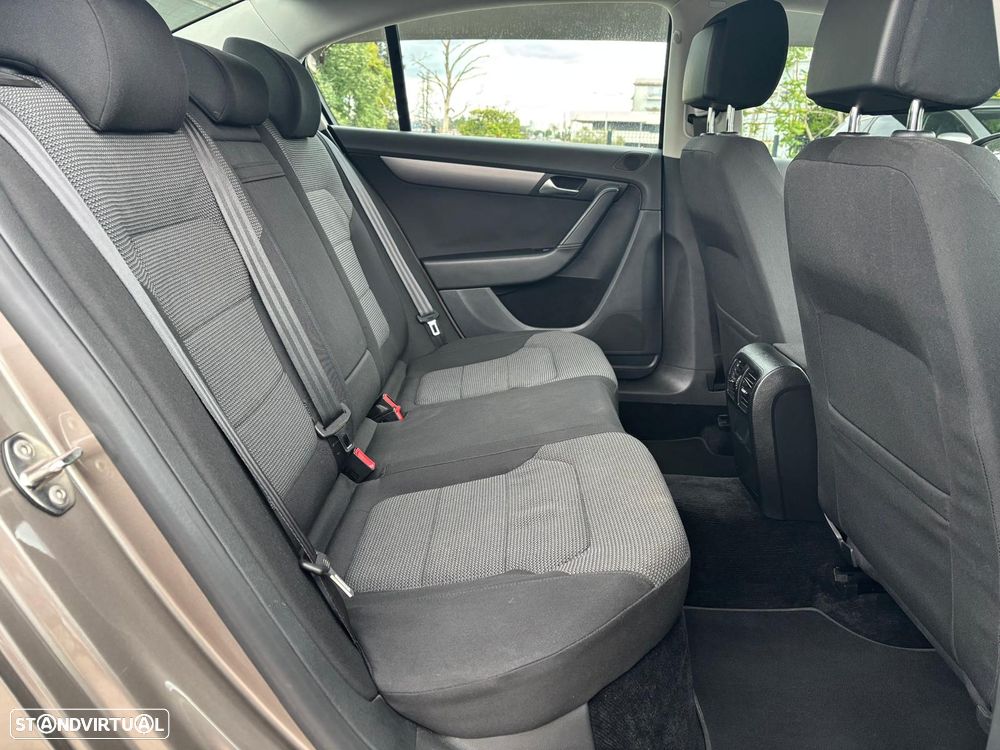 VW Passat 1.6 TDI BlueMotion - 9